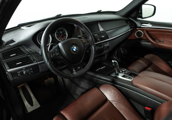 Подержанный автомобиль BMW X5 2007 года (12 фото)
