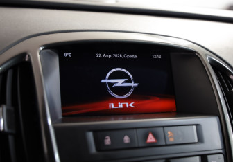 Подержанный автомобиль Opel Astra Sedan 2014 года (9 фото)