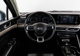 Подержанный автомобиль Kia K5 2021 года (15 фото)