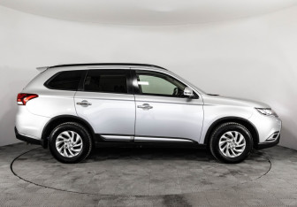 Подержанный автомобиль Mitsubishi Outlander 2021 года (4 фото)