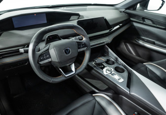 Подержанный автомобиль Changan UNI-V 2024 года (11 фото)