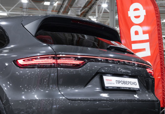 Подержанный автомобиль Porsche Cayenne 2020 года (16 фото)