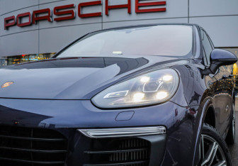 Подержанный автомобиль Porsche Cayenne 2016 года (2 фото)