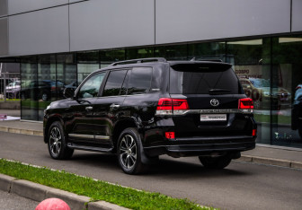 Подержанный автомобиль Toyota Land Cruiser Suv 2020 года (8 фото)