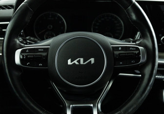 Подержанный автомобиль Kia K5 2022 года (23 фото)
