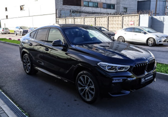 Подержанный автомобиль BMW X6 2021 года (3 фото)