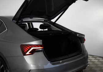 Подержанный автомобиль Skoda Octavia Liftback 2023 года (25 фото)