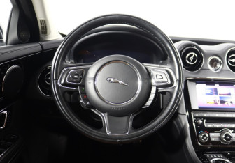 Подержанный автомобиль Jaguar XJ 2016 года (52 фото)