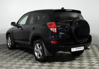 Подержанный автомобиль Toyota RAV4 2007 года (7 фото)