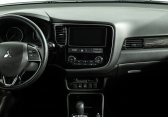 Подержанный автомобиль Mitsubishi Outlander 2018 года (14 фото)