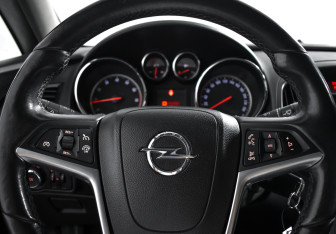 Подержанный автомобиль Opel Astra Hatchback 2012 года (15 фото)