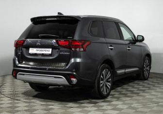 Подержанный автомобиль Mitsubishi Outlander 2020 года (5 фото)