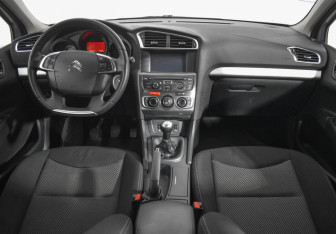 Подержанный автомобиль Citroen C4 Sedan 2014 года (13 фото)