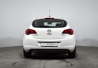 Подержанный автомобиль Opel Astra Hatchback 2011 года (6 фото)