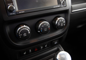 Подержанный автомобиль Jeep Compass 2012 года (17 фото)