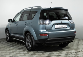 Подержанный автомобиль Mitsubishi Outlander 2007 года (7 фото)
