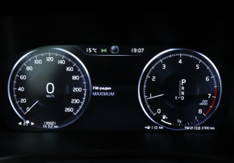 Подержанный автомобиль Volvo V90 Cross Country 2017 года (21 фото)