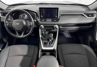 Подержанный автомобиль Toyota RAV4 2021 года (14 фото)
