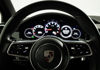 Подержанный автомобиль Porsche Cayenne 2019 года (16 фото)