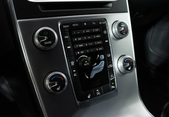 Подержанный автомобиль Volvo V60 Cross Country 2016 года (17 фото)