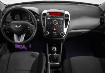 Подержанный автомобиль Kia Ceed Wagon 2010 года (13 фото)