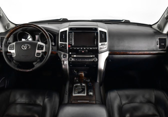Подержанный автомобиль Toyota Land Cruiser Suv 2012 года (14 фото)