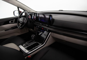 Подержанный автомобиль Kia Carnival 2023 года (26 фото)