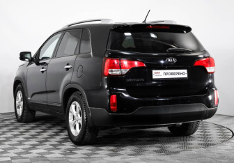 Подержанный автомобиль Kia Sorento 2015 года (7 фото)