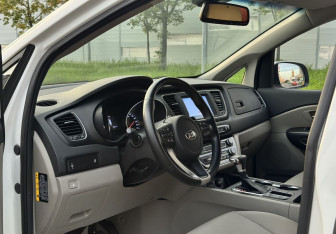 Подержанный автомобиль Kia Carnival 2020 года (9 фото)