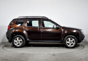 Подержанный автомобиль Renault Duster 2015 года (3 фото)