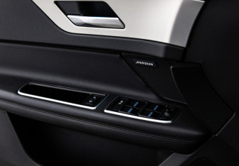 Подержанный автомобиль Jaguar XF Sedan 2016 года (19 фото)