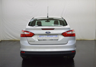 Подержанный автомобиль Ford Focus Sedan 2014 года (6 фото)