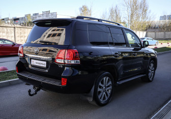 Подержанный автомобиль Toyota Land Cruiser Suv 2008 года (4 фото)