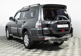 Подержанный автомобиль Mitsubishi Pajero 2015 года (7 фото)