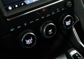 Подержанный автомобиль Jaguar E-Pace 2018 года (17 фото)