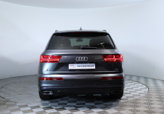Подержанный автомобиль Audi Q7 2017 года (6 фото)
