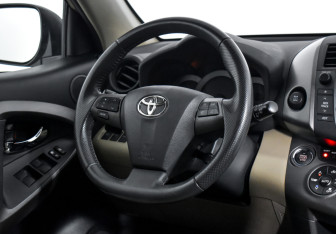 Подержанный автомобиль Toyota RAV4 2011 года (14 фото)