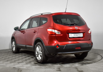 Подержанный автомобиль Nissan Qashqai+2 2010 года (7 фото)
