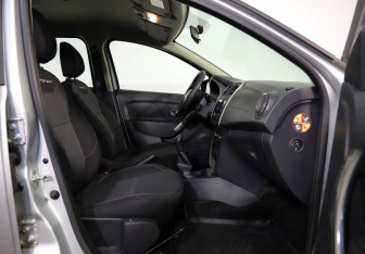 Подержанный автомобиль Renault Sandero 2020 года (19 фото)