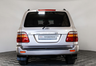 Подержанный автомобиль Toyota Land Cruiser Suv 1999 года (6 фото)