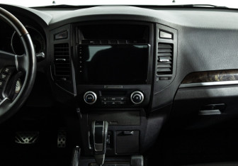 Подержанный автомобиль Mitsubishi Pajero 2008 года (14 фото)