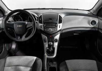 Подержанный автомобиль Chevrolet Cruze Sedan 2013 года (14 фото)