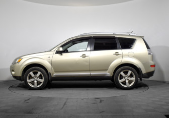 Подержанный автомобиль Mitsubishi Outlander 2008 года (8 фото)