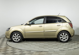 Подержанный автомобиль Kia Rio Hatchback 2011 года (8 фото)