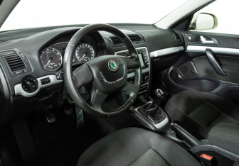 Подержанный автомобиль Skoda Octavia Wagon 2011 года (11 фото)