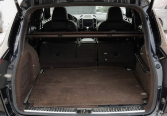 Подержанный автомобиль Porsche Cayenne 2010 года (39 фото)