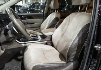 Подержанный автомобиль Kia Carnival 2020 года (15 фото)