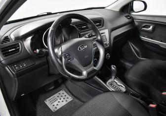 Подержанный автомобиль Kia Rio Hatchback 2017 года (9 фото)