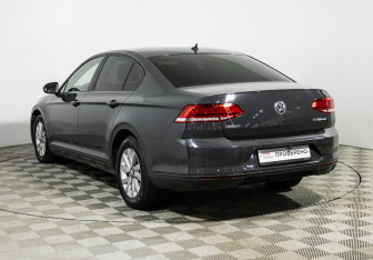 Подержанный автомобиль Volkswagen Passat Sedan 2017 года (7 фото)
