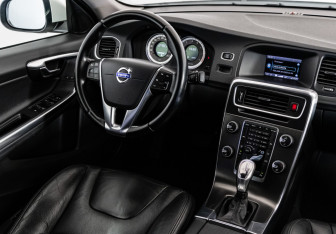 Подержанный автомобиль Volvo S60 2013 года (15 фото)